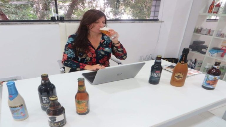 Read more about the article Beber no trabalho dá demissão? Veja regras sobre consumir álcool na empresa (mesmo no fim de ano)